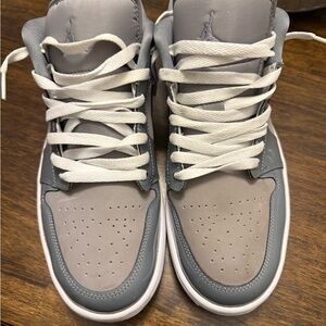 Jordan 1 lo. Gray/white. Men’s 9.5